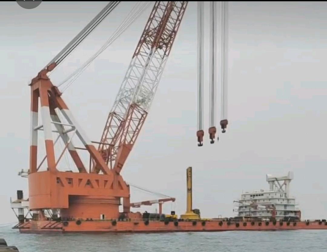 出售2400吨非自航浮吊船Sell 2400 tons of non-self-propelled floating crane 福建-2.jpg